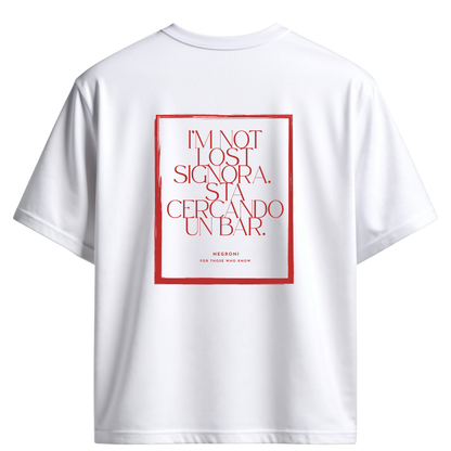 BACCONE Cercando Bar classic organic cotton T-shirt in white with red typography back print featuring the statement "I'm Not Lost, Signora. Sto Cercando Un Bar." – back view.
