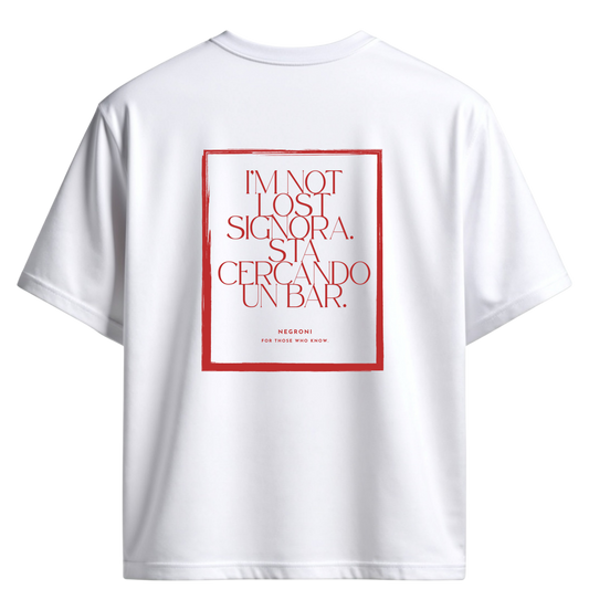 BACCONE Cercando Bar classic organic cotton T-shirt in white with red typography back print featuring the statement "I'm Not Lost, Signora. Sto Cercando Un Bar." – back view.